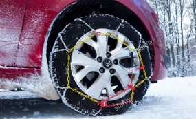 snow-chain-chains-on-front-wheel-wheels-tyres-tires-of-a-car-in-freezing-KWJR75